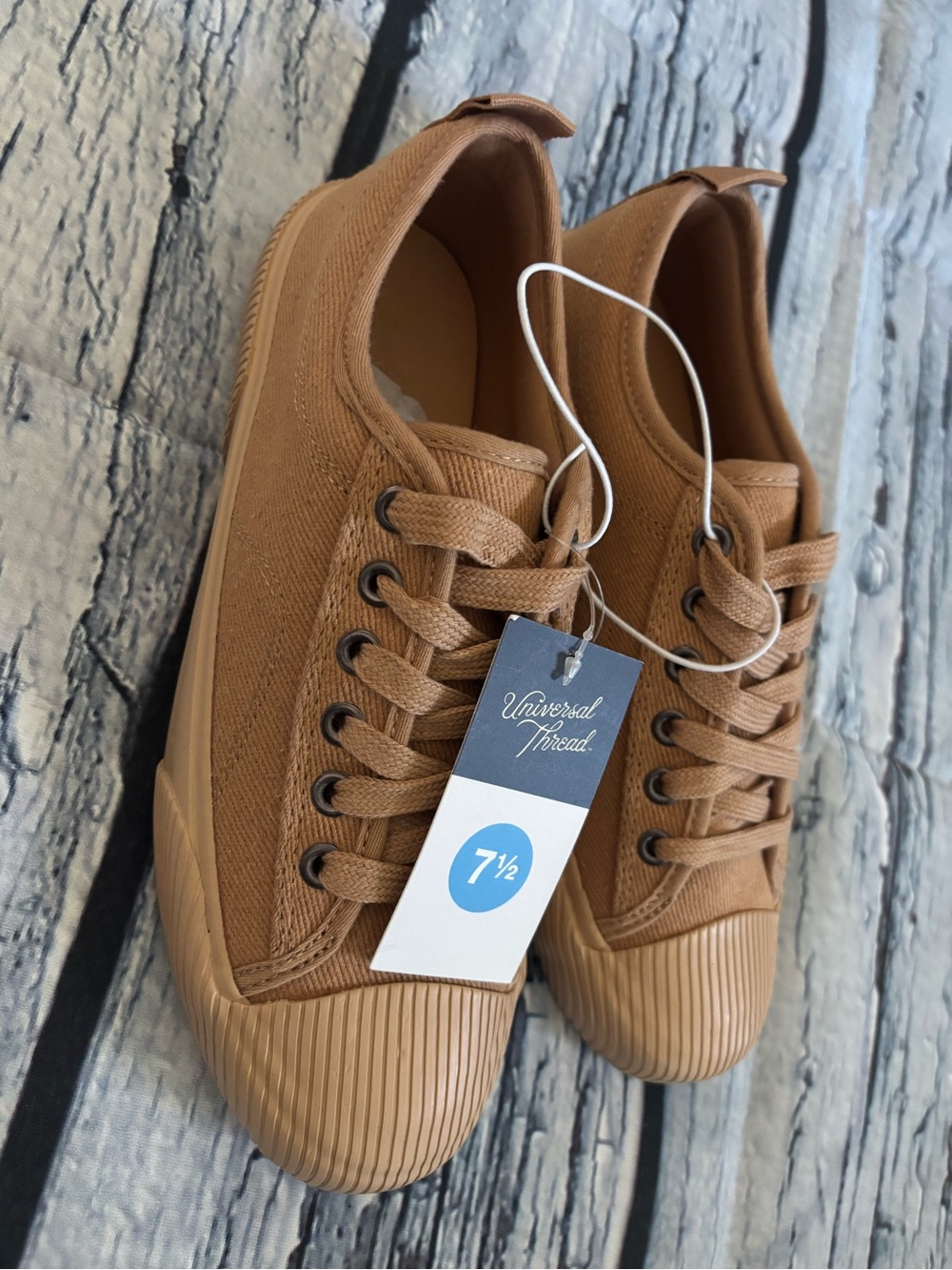 Universal Thread women’s Tan Canvas Low-Top Sneakers